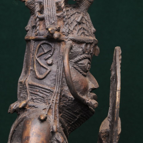 Soldier with sword, Yoroba, (bronze) left close-up